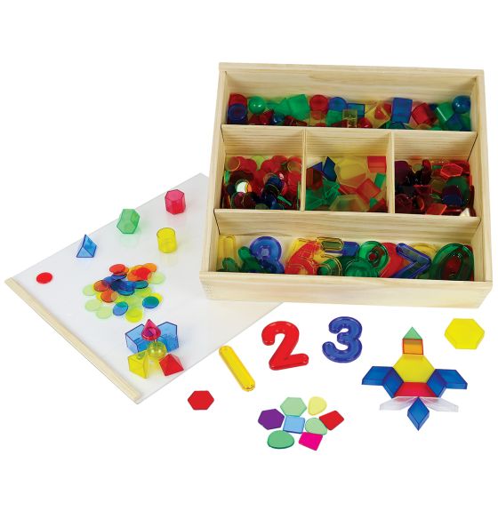 Ensemble de formes, blocs et chiffres translucides